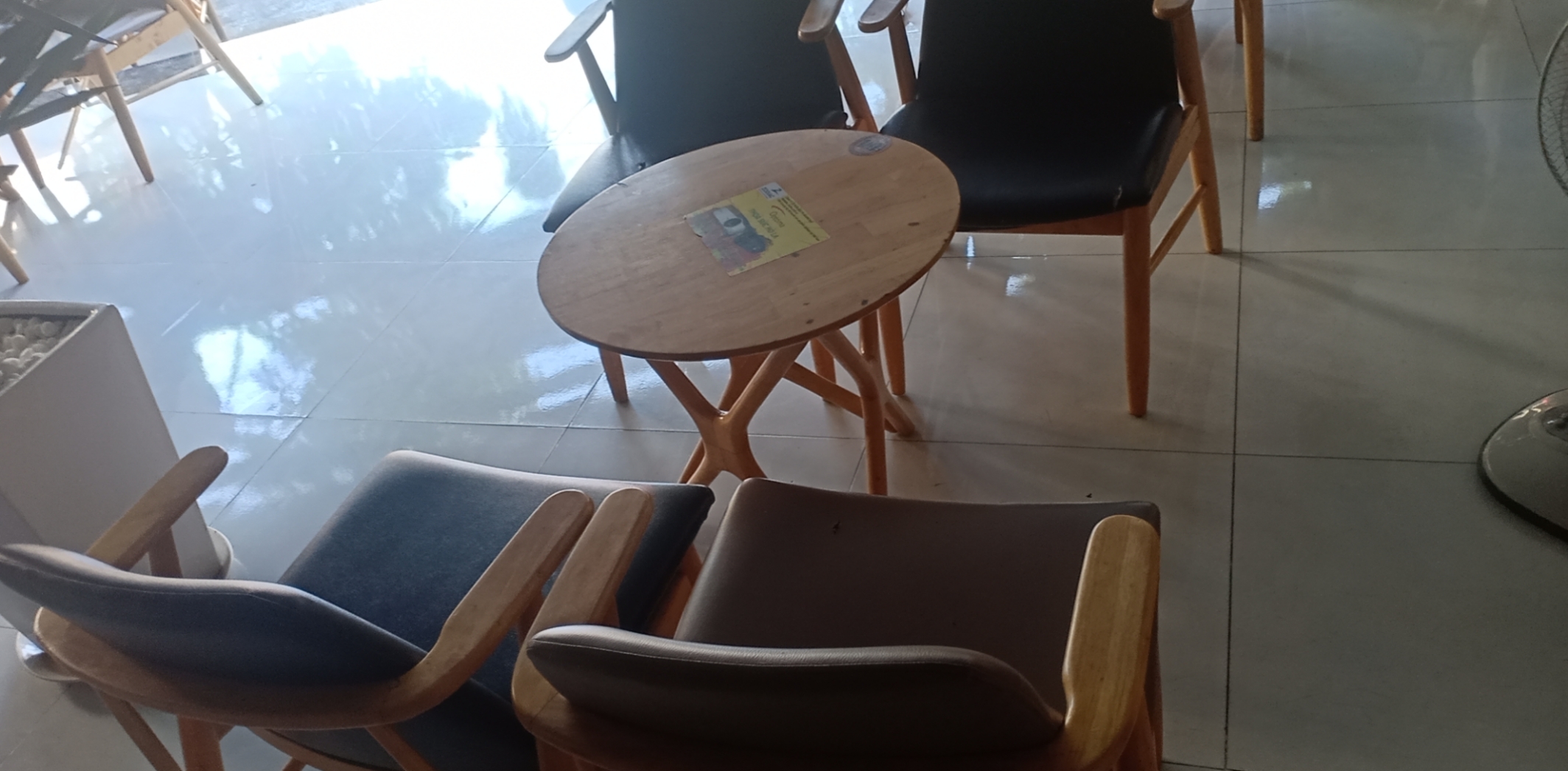 Nguyên bộ bàn ghế cafe gỗ cao su